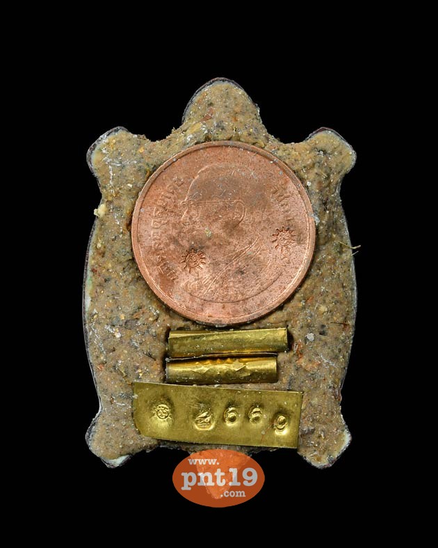 ล็อกเก็ตอุ้มบาตรพญาเต่าเรือน ๑๑๑ ปี เศรษฐีมั่งมีทรัพย์ ฉากขาว หลังฝังเหรียญ ตะกรุด 2 ดอก หลวงปู่แสน วัดบ้านหนองจิก